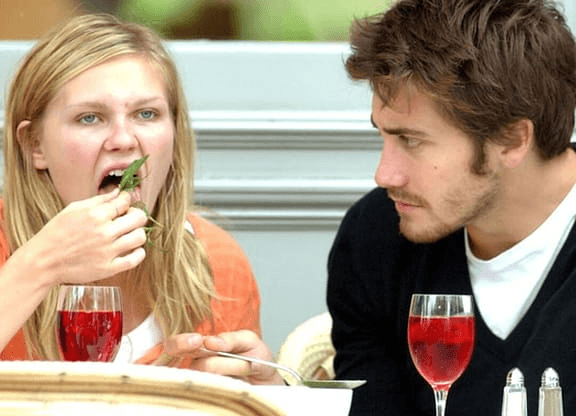 A gente espera você terminar de comer antes de aparecer no telão.